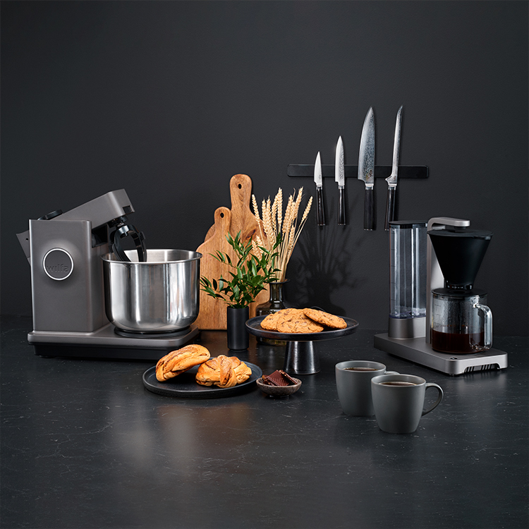 Kitchen-Machine_Probaker_KM1GY-70_Coffee-brewer_CM7T-125_Ego-Knives_Environment_Sqr